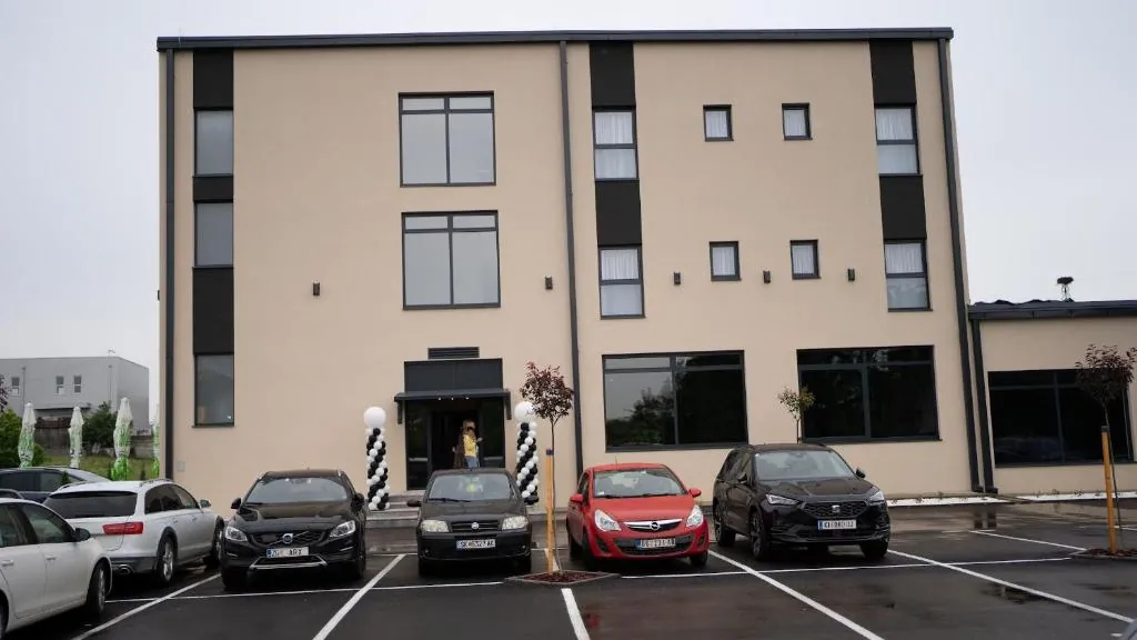 Zgrada hotela i kuglane Arena Bakarni sa parkingom