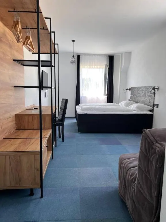 Hotelska soba — pogled na radni i dnevni dio